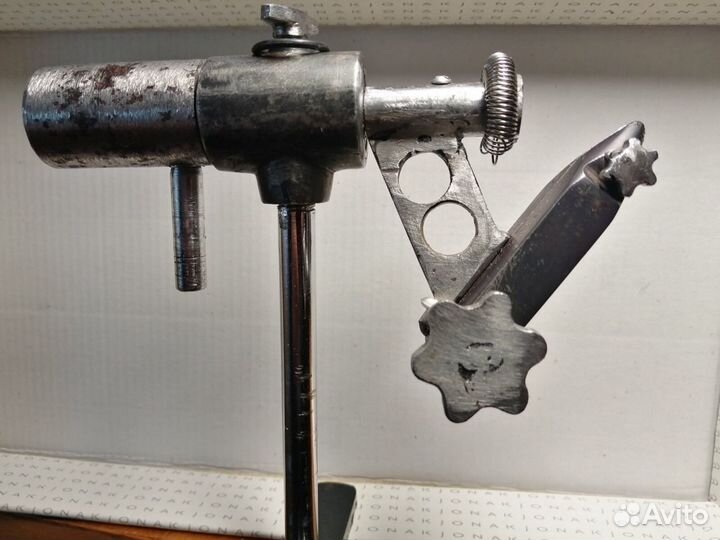 Мушки для нахлыста и станок для их изготовления