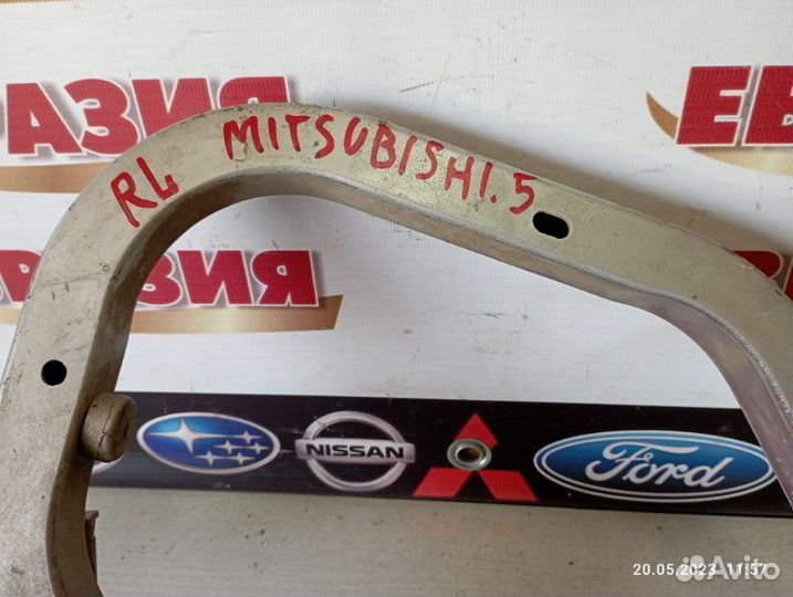 Петля крышки багажника задняя левая Mitsubishi