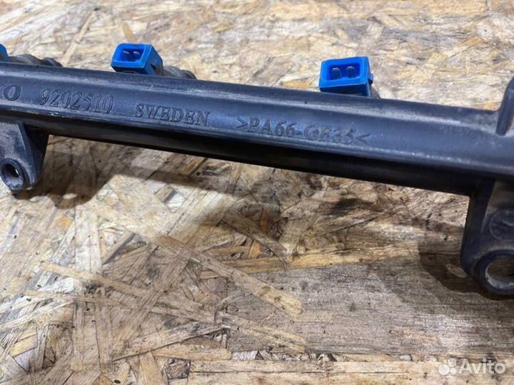 Топливная рампа Volvo S40 седан 2.0 2004