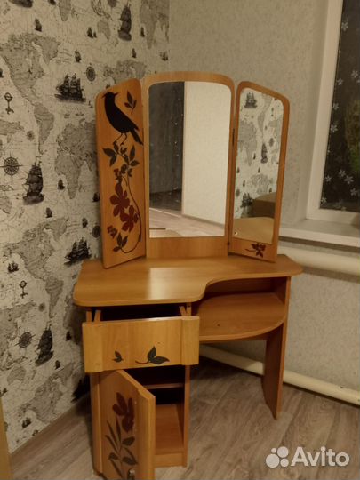 Туалетный столик с зеркалом