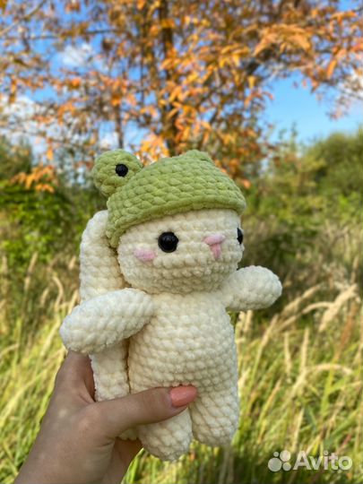 Вязаный зайчик ручной работы
