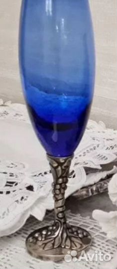 Бокал из синего стекла на металлич.ножке