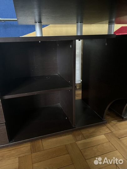 Угловой письменный стол с полками