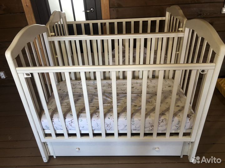 Кроватка для новорожденных с маятником