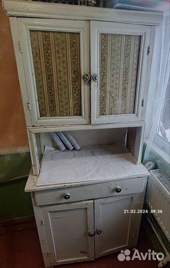 Старинный антикварный шкаф буфет