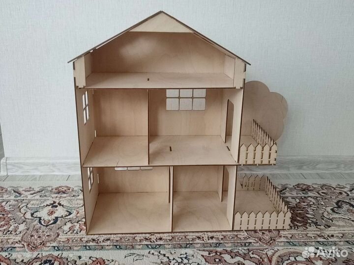 Деревянный кукольный домик