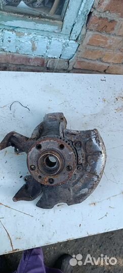 Поворотный кулак левый гольф 4