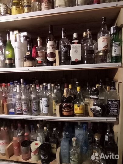 Коллекция бутылок из под виски,коньяка,водки и др