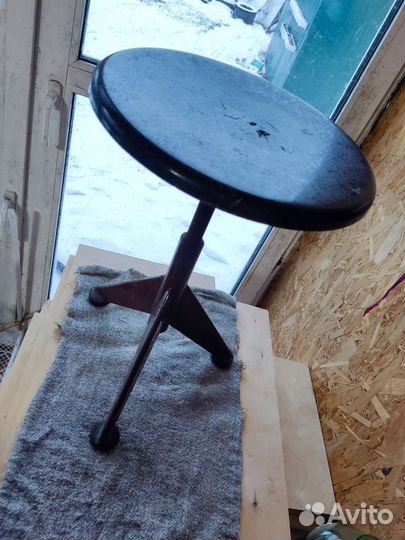 Крутящийся стул для пианино