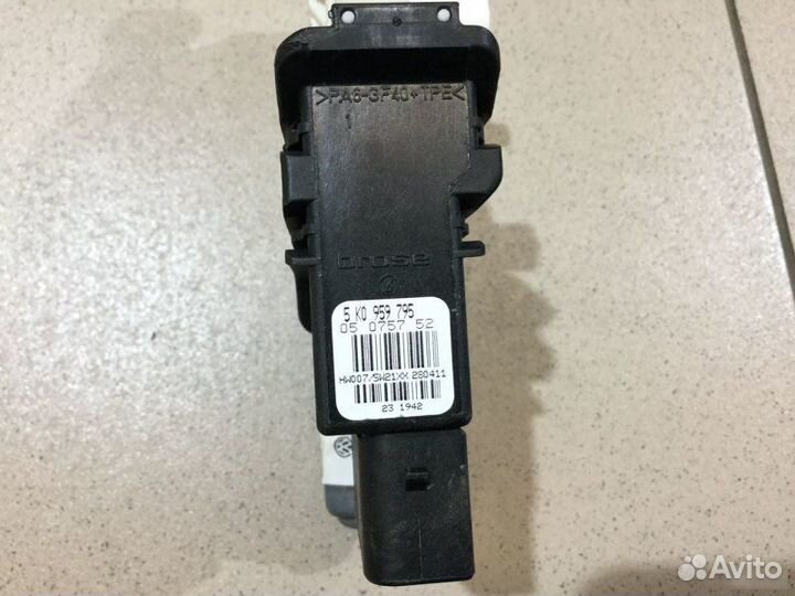 Моторчик стеклоподъемника Skoda Octavia A5 1Z