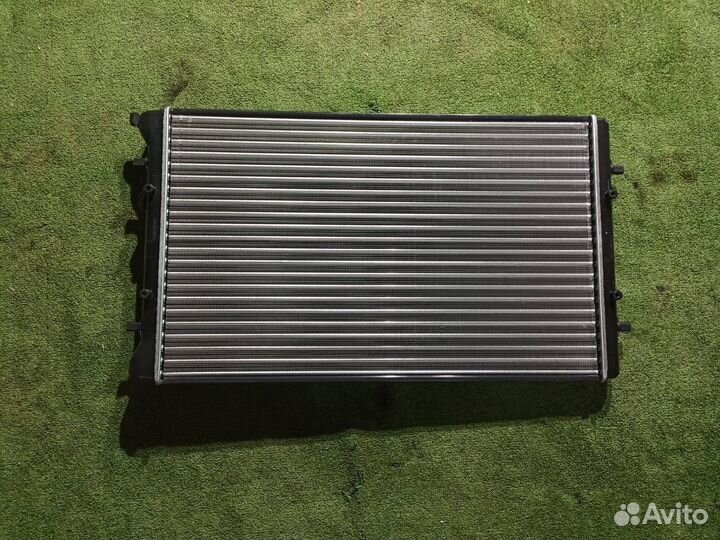 Радиатор охлаждения двигателя Volkswagen Golf 4 1J