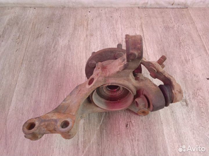 Кулак поворотный передний правый Toyota Camry 40