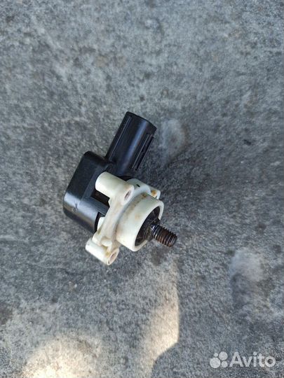 Датчик положения кузова (корректора фар) toyota