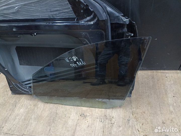 Стекло двери переднее левое Mercedes C Class W204