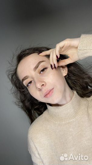 Модель на оформление бровей