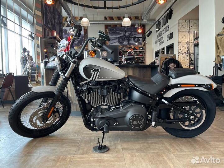 Street Bob 114 - 2021 Stone Washed White