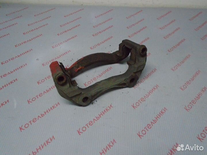 Nissan 41011-4M510 Скоба суппорта переднего