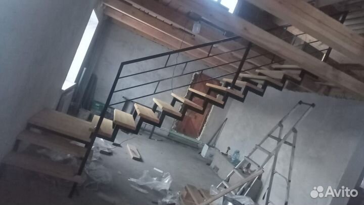 Лестница на металлическом косоуре