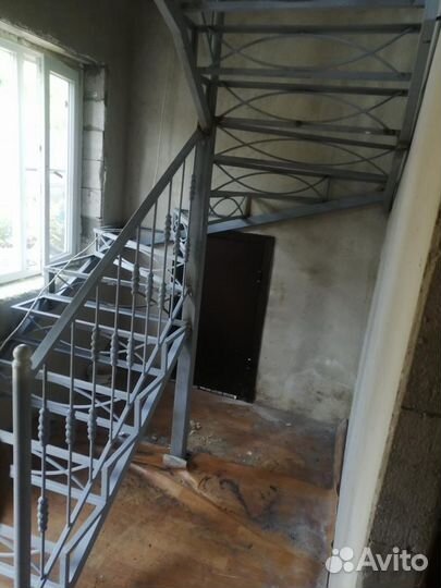 Металлическая лестница, кованая лестница