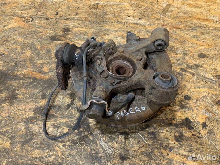 Кулак задний правый Mitsubishi Pajero 3 2000