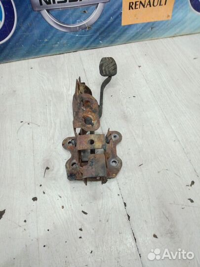 Педаль тормоза Nissan qashqai J11