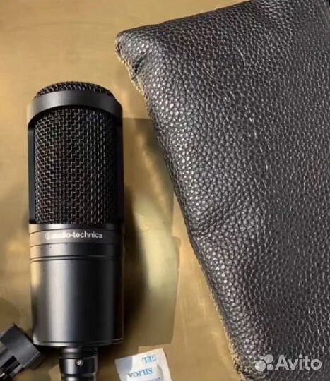 Студийный микрофон audio-technica AT2020