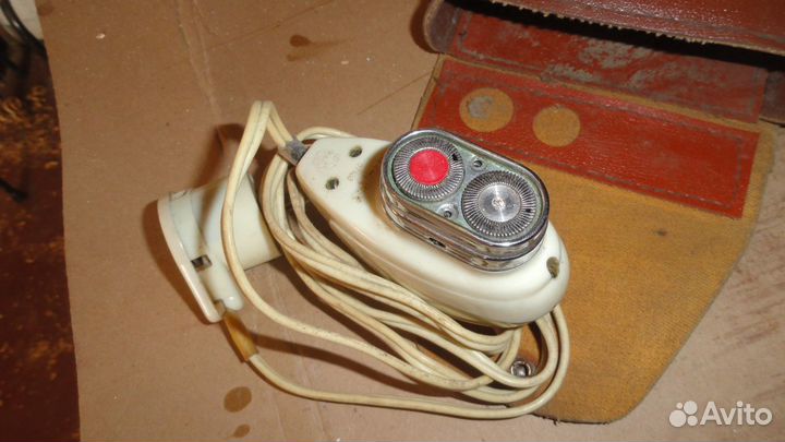 Старинная электробритва и фотоаппарат