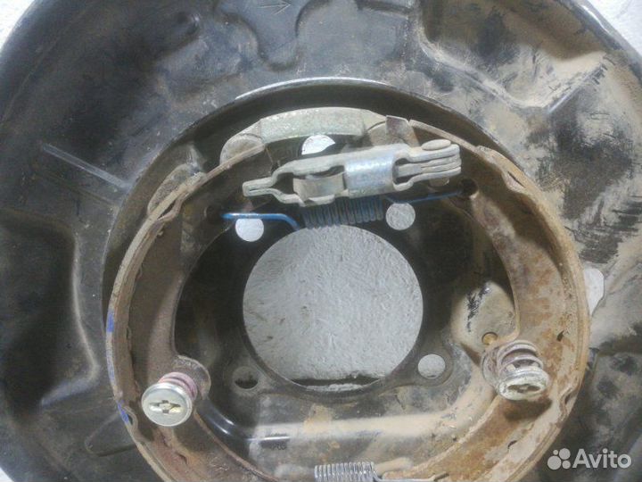 Щиток тормозного механизма задний левый Lexus Is