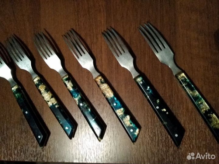 Вилки с оригинальной зеленоватой ручкой