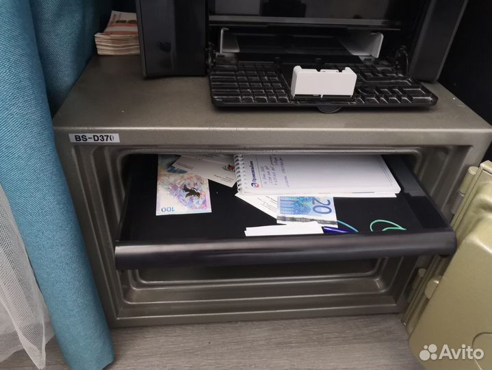 Сейф металлический