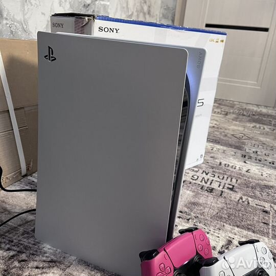 PlayStation 5 с двумя геимпадами