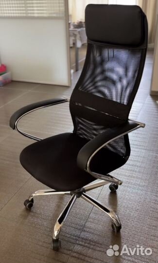 Стул офисный бюрократ черный