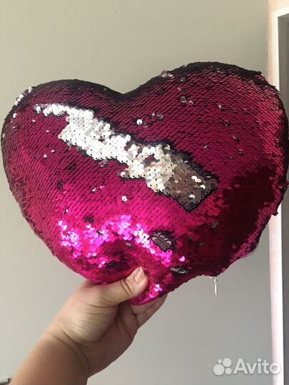 Подушка с блестящей чешуей