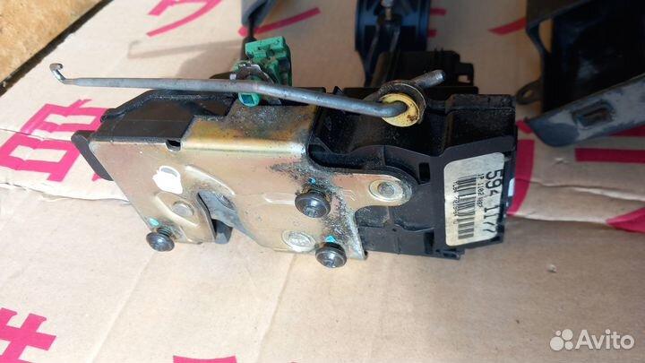 Праворульный Tribute замок передней правой двери