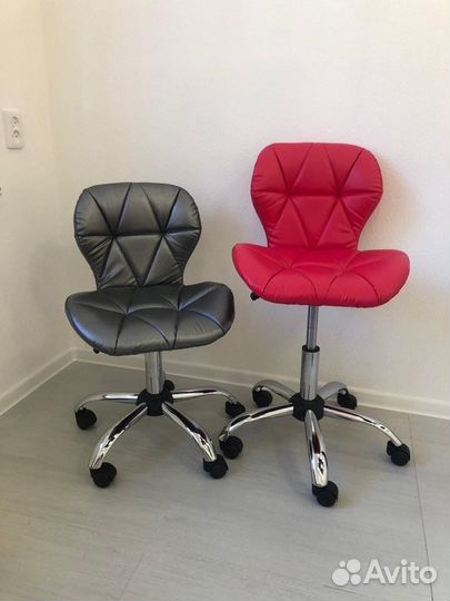 Стул для мастера салонам новый