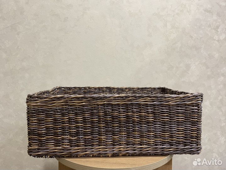 Корзинка плетеная из бумажной лозы