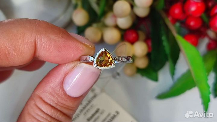 Кольцо с султанитом 6 мм 0,89ct., 17 р-р, 925