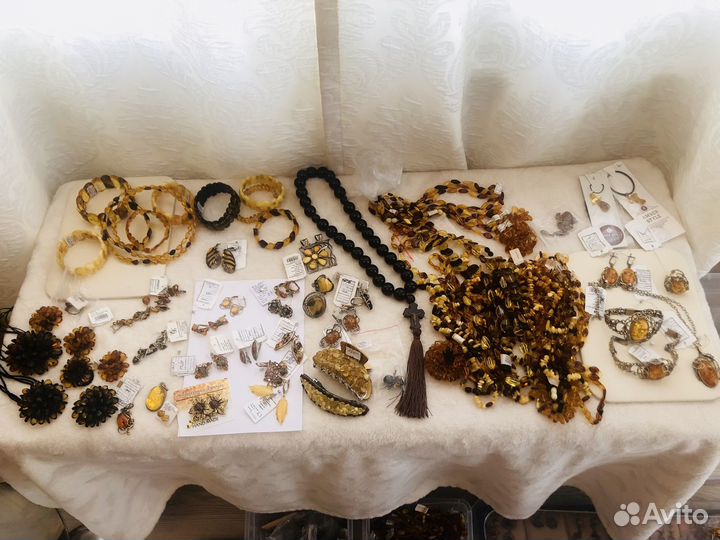 Янтарные изделия, картины, статуэтки, украшения