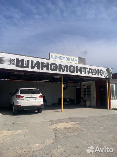 Работник в шиномонтаж