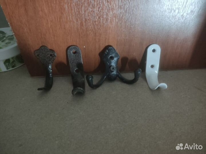 Крючки для вешалки
