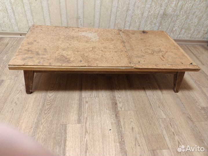 Столик на маленьких ножках