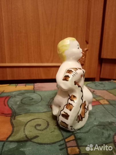 Фарфоровая статуэтка мальчик со змеей