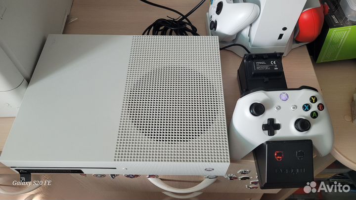 Xbox One S 1tb + док-станция