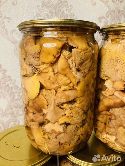 Грибы лисички маринованные, грузди соленые