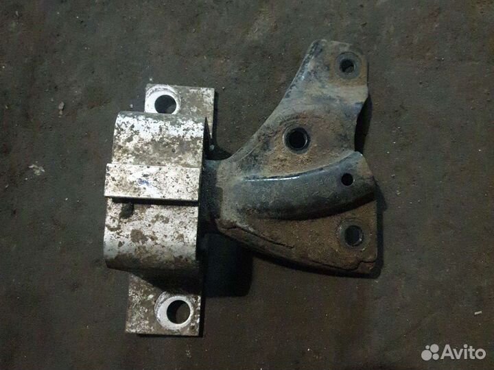 Подушка двигателя правая рено логан 1