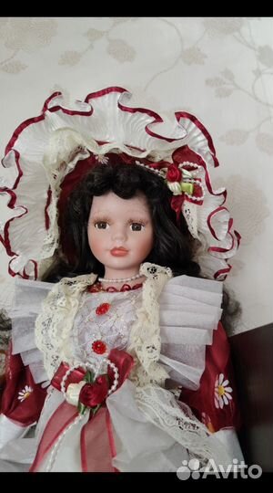 Кукла фарфоровая 40 см в красном