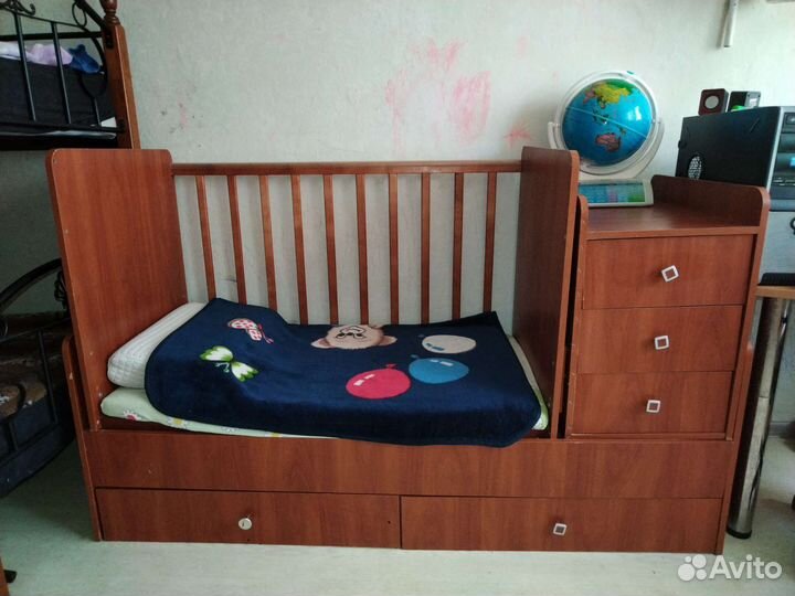 Детская кроватка с маятником