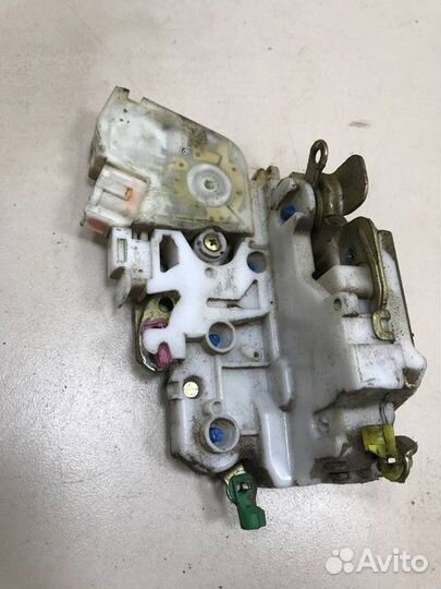 Замок двери задней правой Nissan NP300