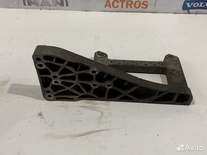 A9436662631 кронштейн нижней подножки правый MB Ac