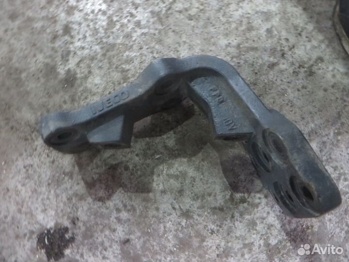 Кронштейн V-образной тяги Iveco 41022894